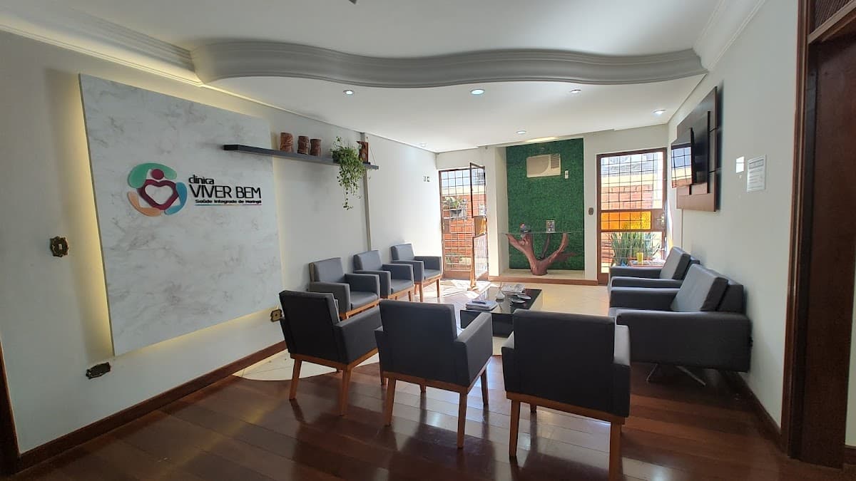 Paciente sorrindo após tratamento odontológico