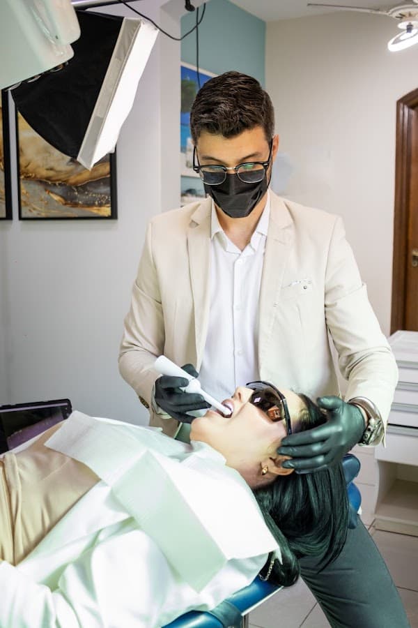 Dentista realizando um atendimento a uma paciente.