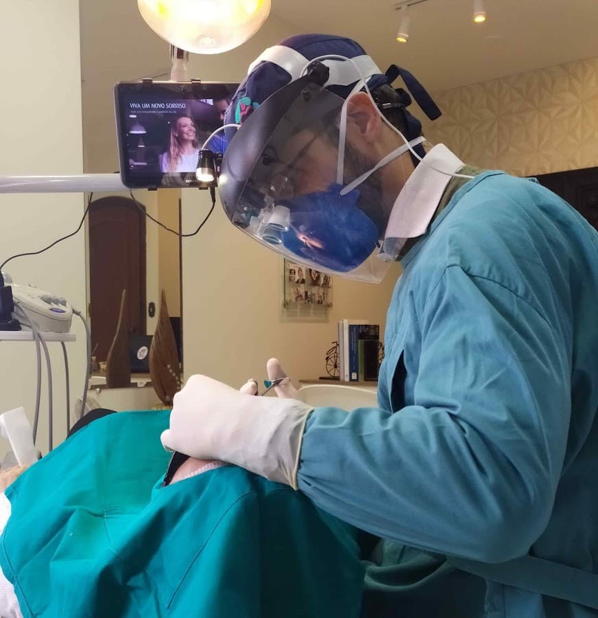 Dentista realizando um atendimento com foco em procedimentos odontológicos.